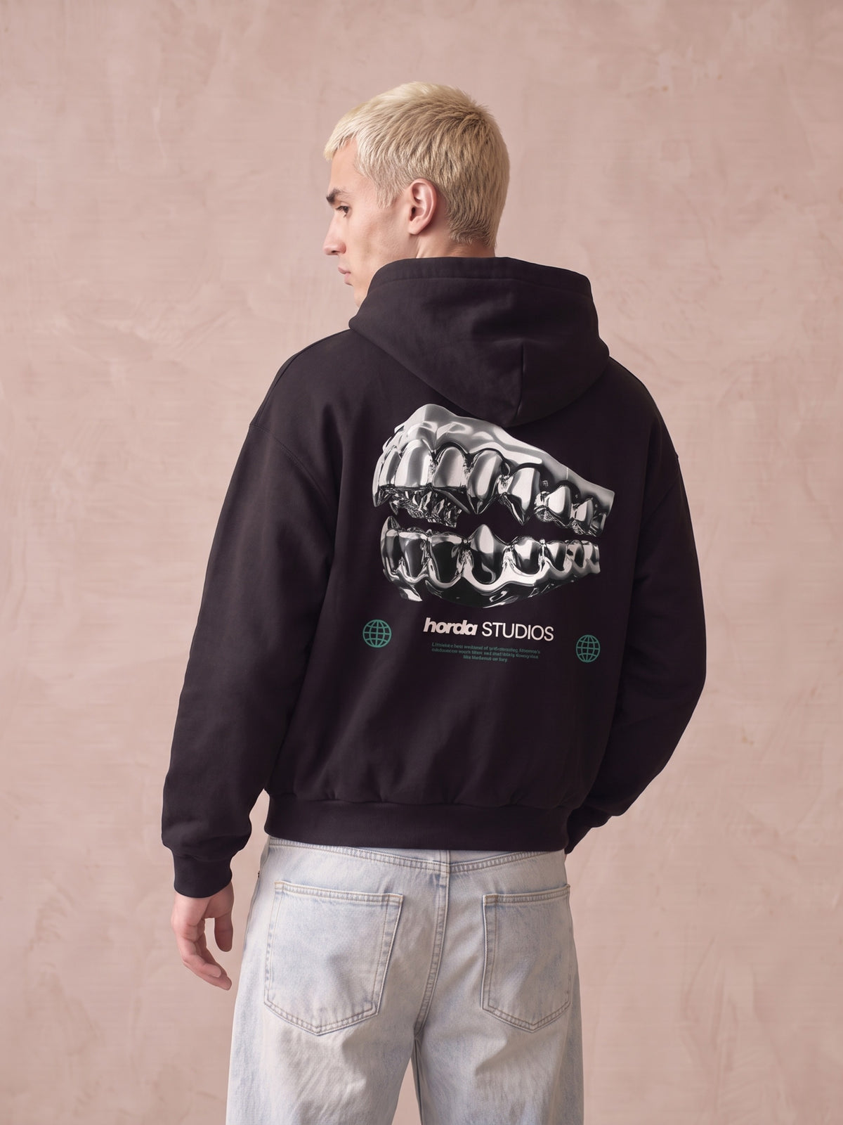 Retro di felpa nera con cappuccio con grafica di denti cromati e scritta Horda Studios
