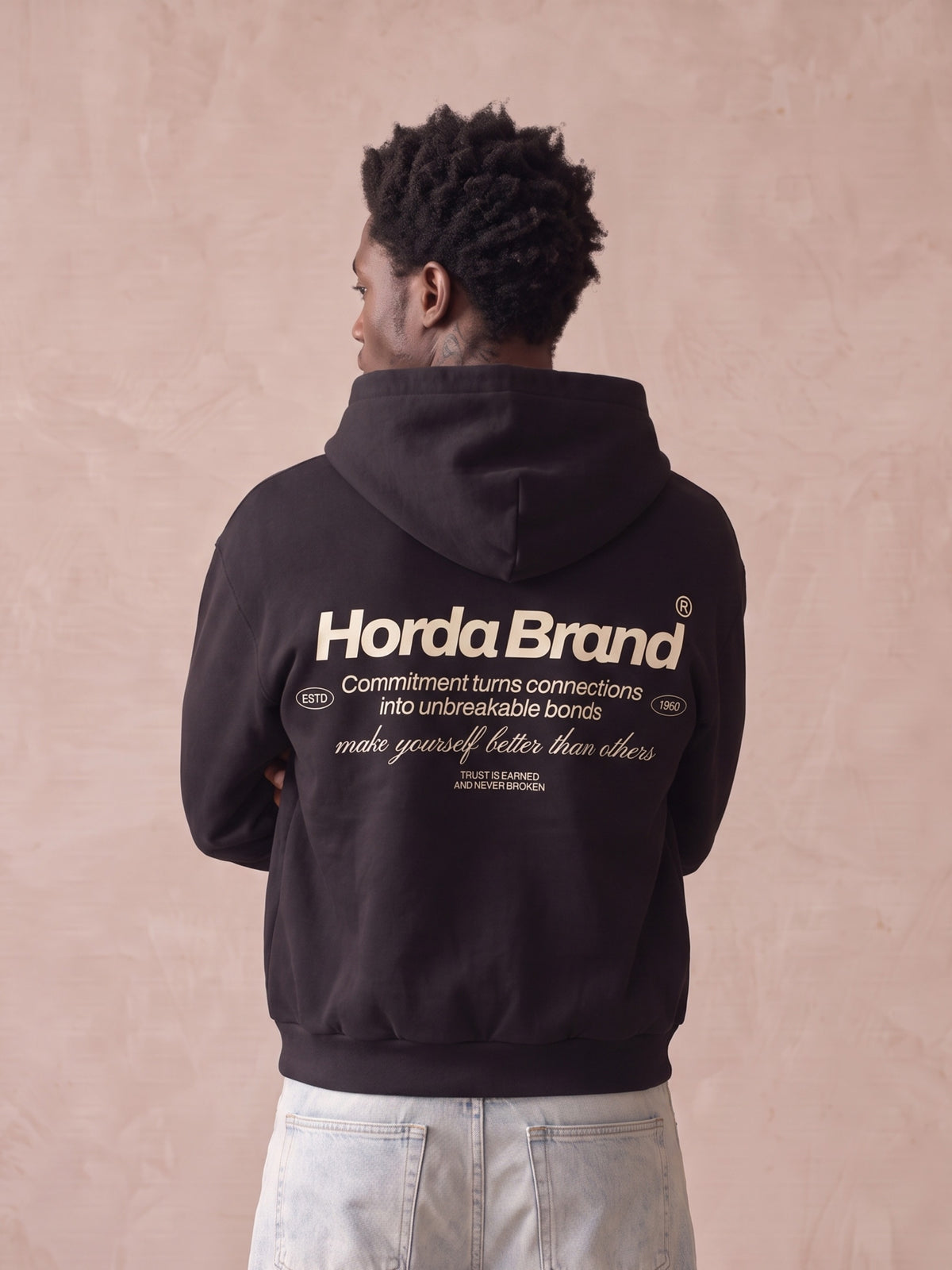 Retro di felpa nera con cappuccio con stampa color crema "Horda Brand" e testo "make yourself better than others"