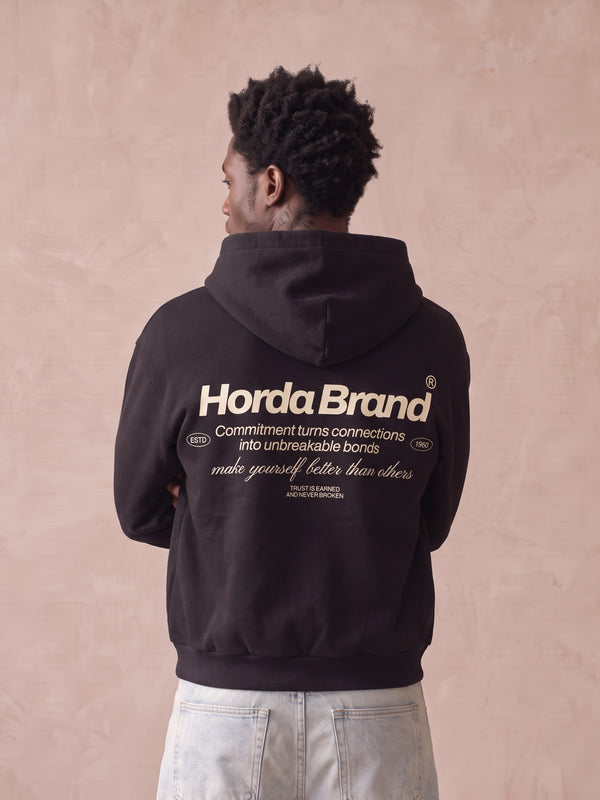 Retro di felpa nera con cappuccio con stampa color crema "Horda Brand" e testo "make yourself better than others"