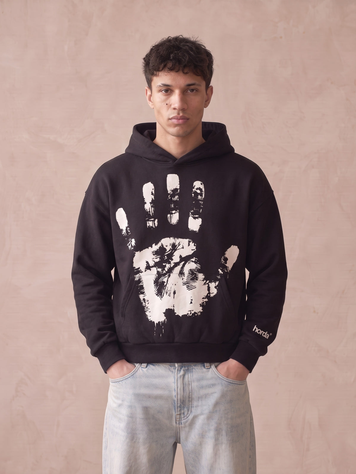 Felpa con cappuccio nera oversize con grande impronta di mano bianca sul davanti e logo horda sulla manica