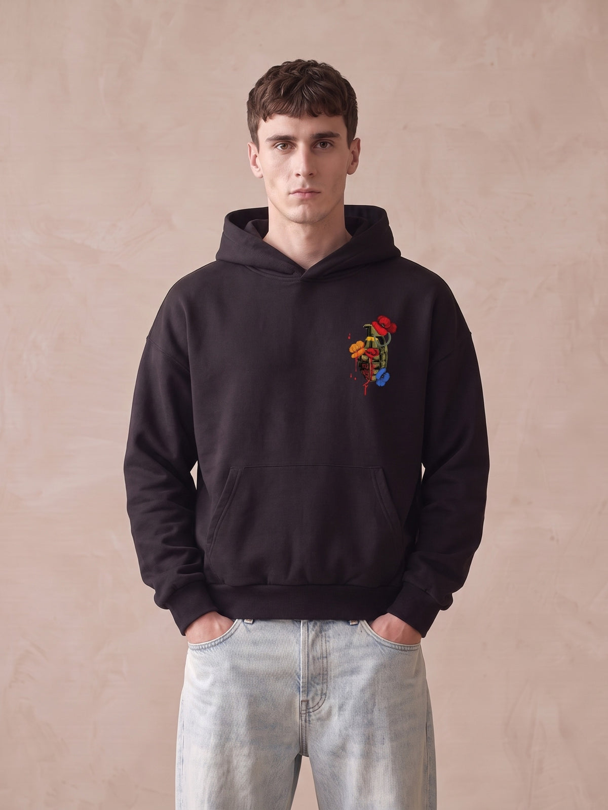 Felpa con cappuccio nera con piccola grafica di granata e papaveri colorati sul petto