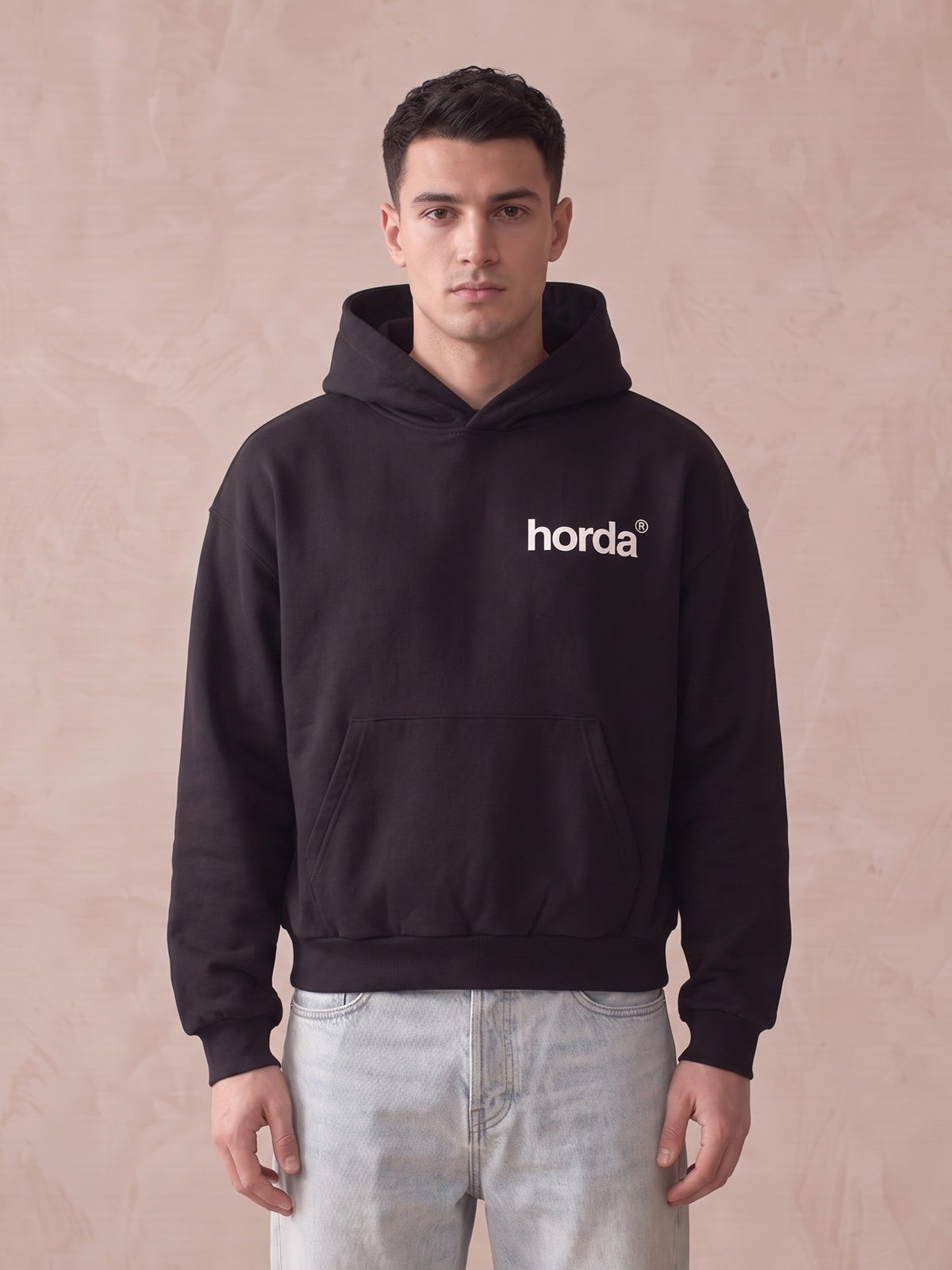 Felpa con cappuccio nera boxy fit con piccolo logo bianco horda sul petto