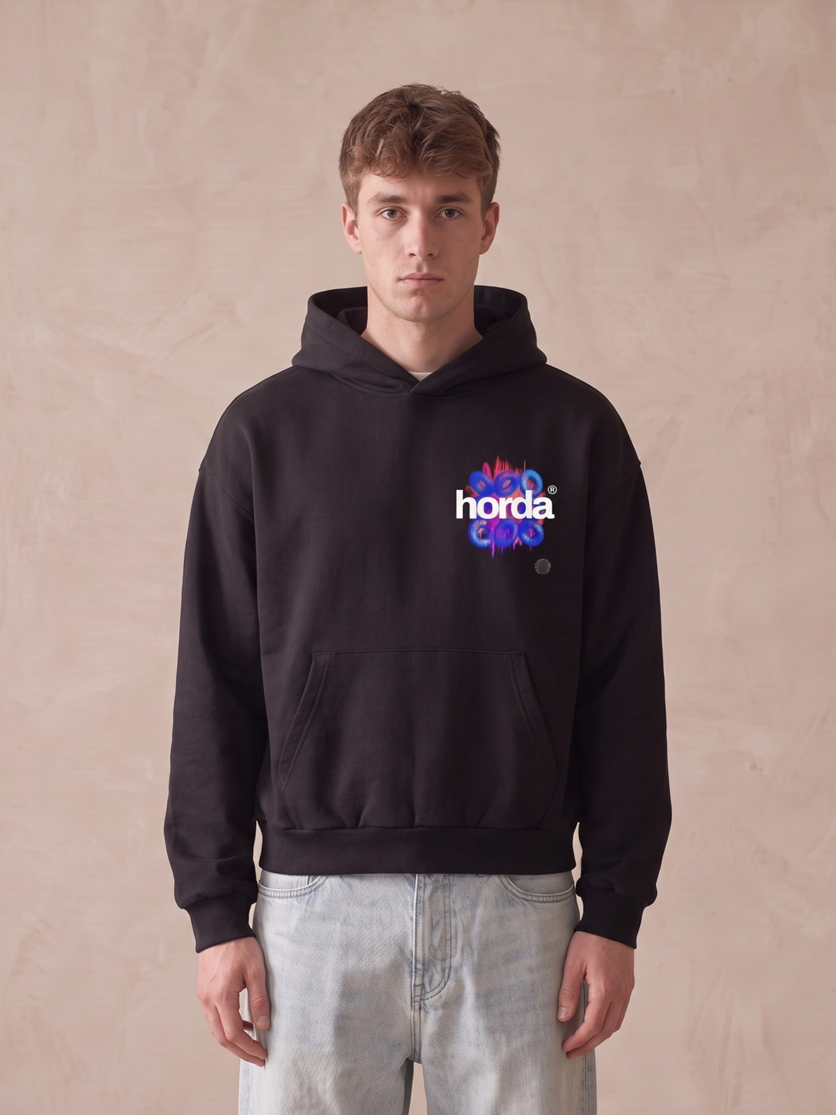 Felpa con cappuccio nera con logo horda e grafica 3D blu e viola sul petto