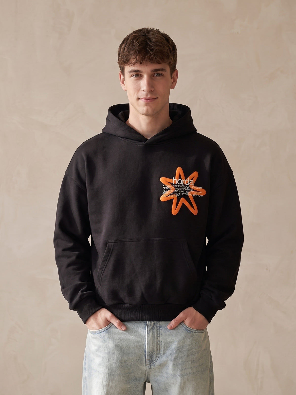 Felpa con cappuccio nera con logo horda e stella arancione stampati sul petto