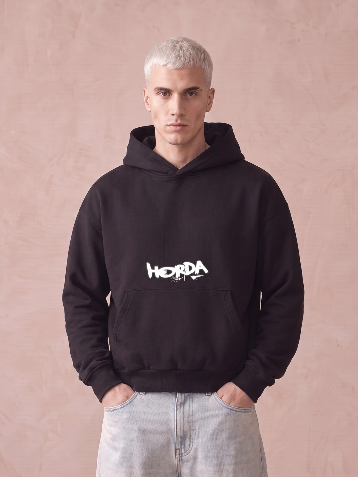 Felpa con cappuccio nera con scritta HORDA in stile graffiti bianco sopra la tasca