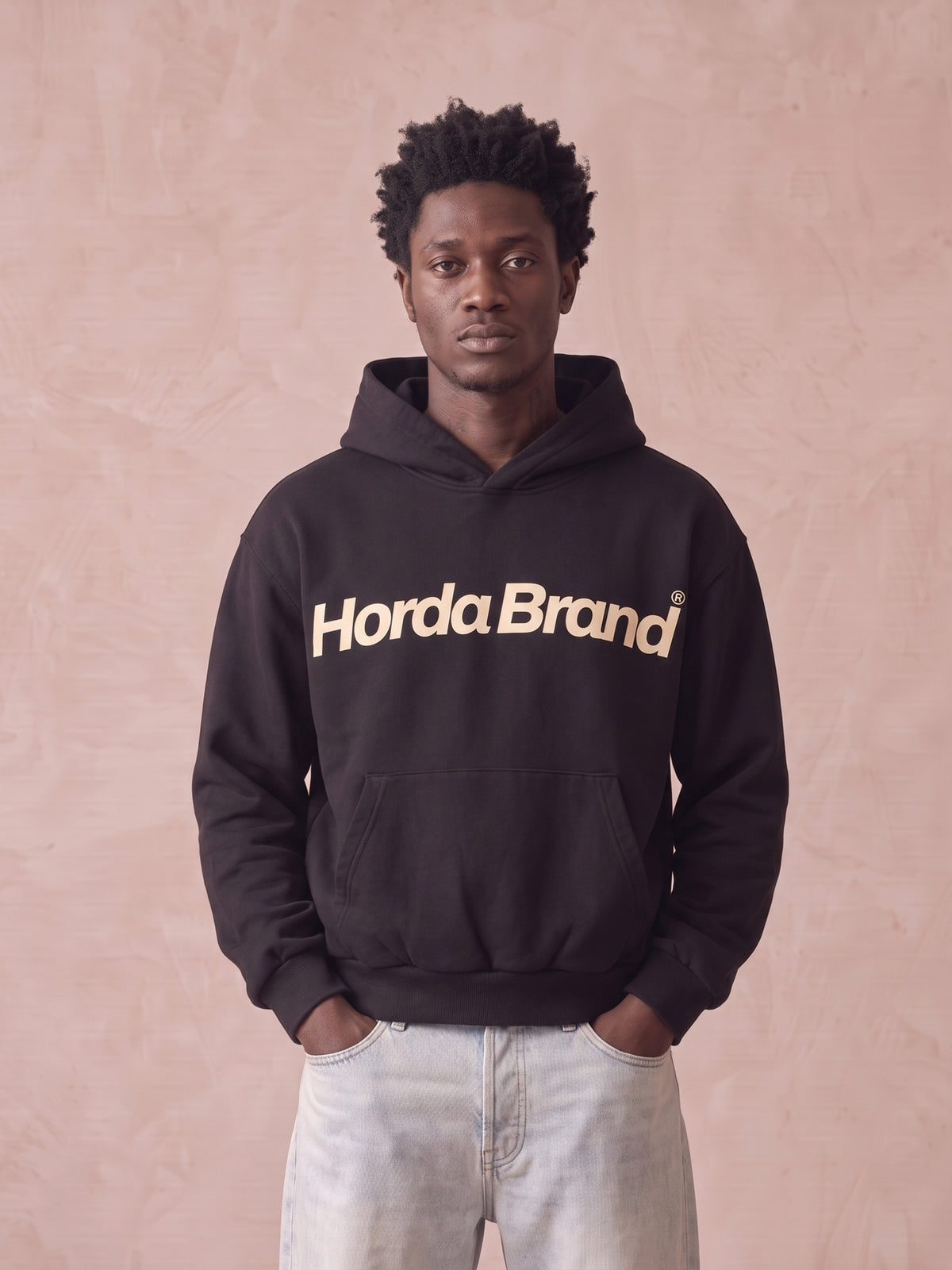 Felpa con cappuccio nera con grande scritta color crema Horda Brand sul davanti