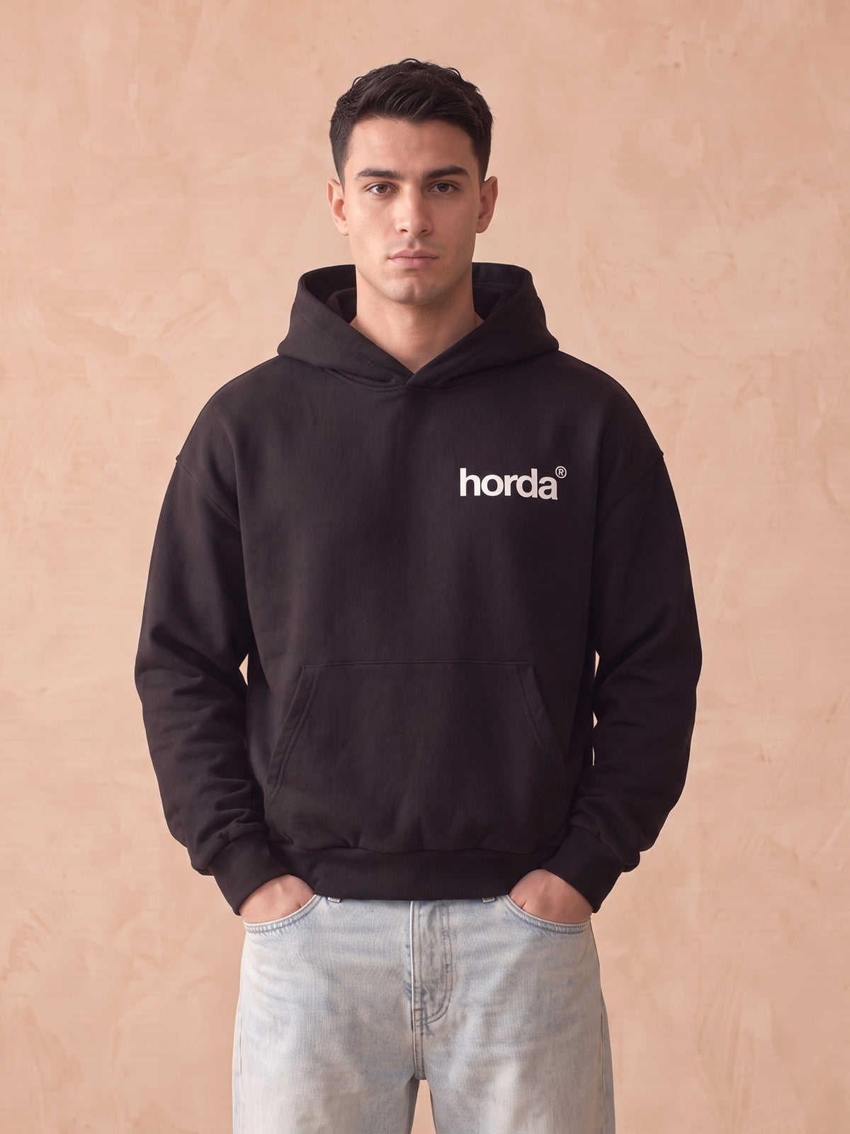 Felpa con cappuccio nera boxy fit con logo bianco horda sul petto, vista frontale