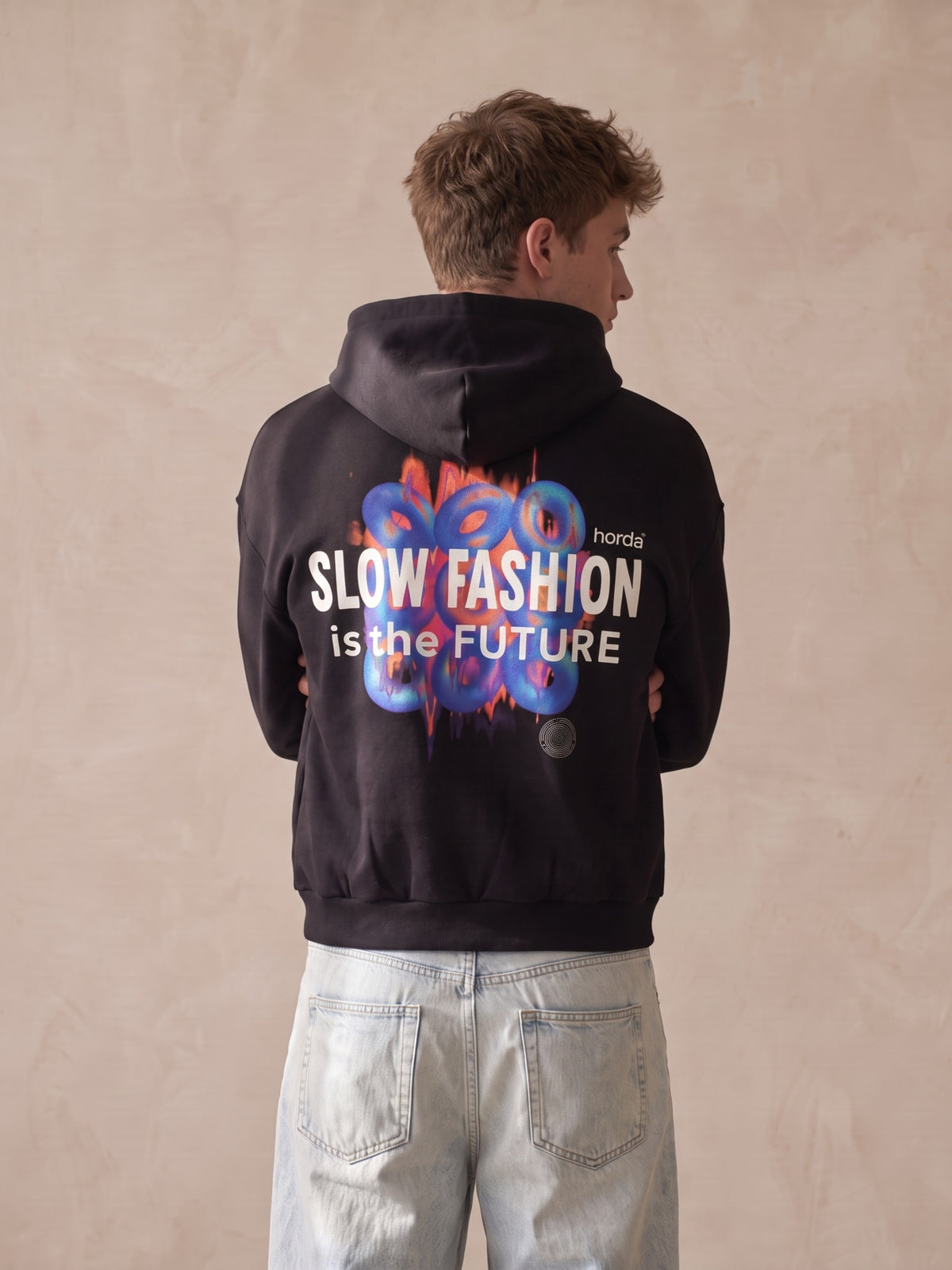 Retro di felpa nera con cappuccio con stampa "Slow Fashion is the Future" e grafica 3D blu e arancione