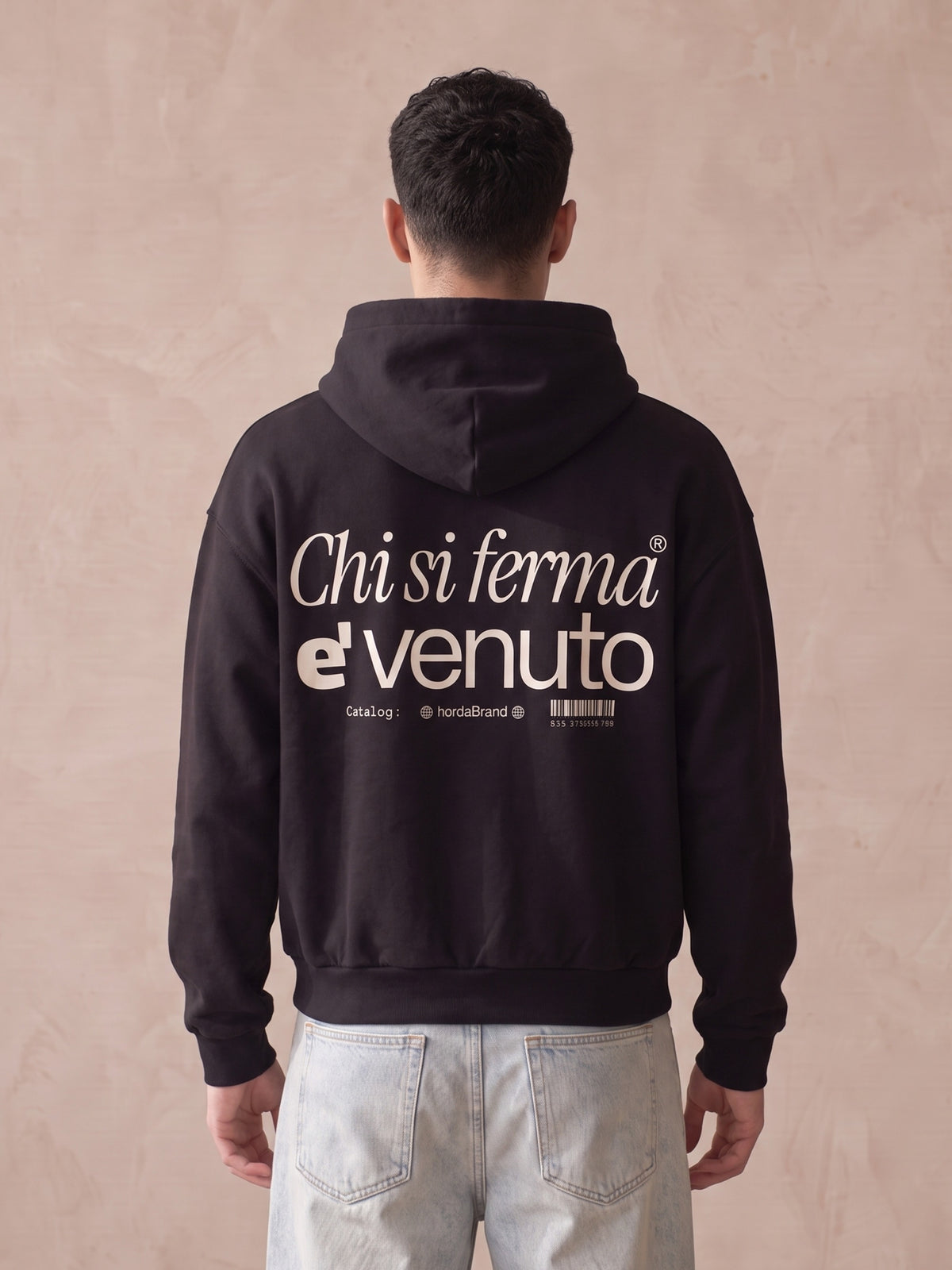 Retro di felpa nera con cappuccio con stampa color crema "Chi si ferma è venuto" e codice a barre