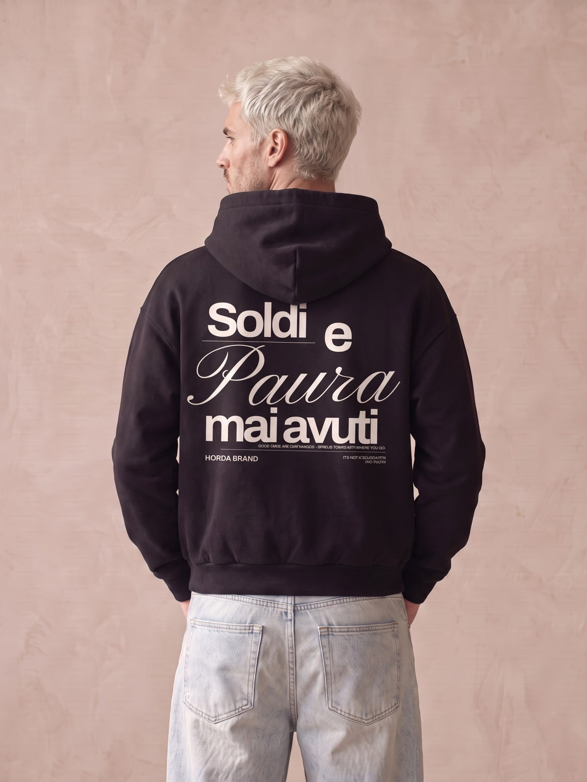Retro di felpa nera con cappuccio con stampa bianca "Soldi e Paura mai avuti" e logo Horda Brand