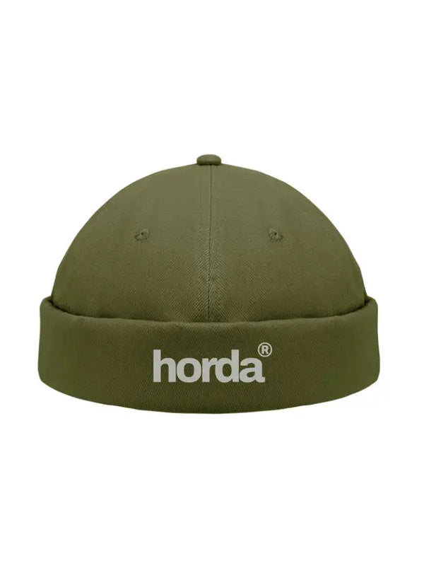 Berretto docker verde oliva senza visiera con logo horda sul risvolto, vista frontale