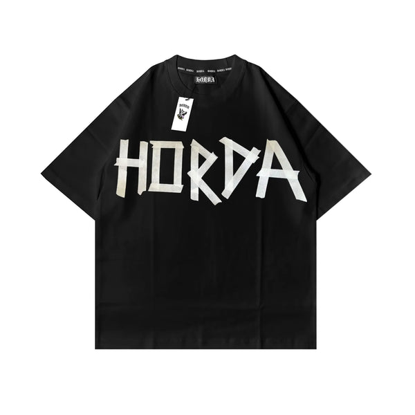 T-shirt nera Horda Brand con stampa HORDA effetto nastro adesivo, capo piegato su sfondo bianco