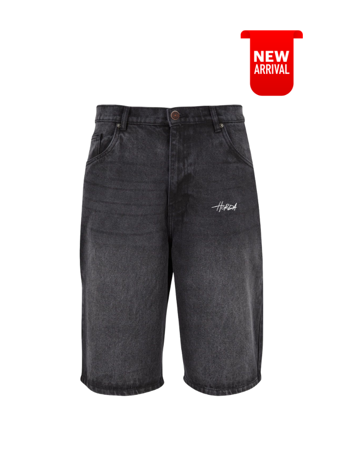 Jeansshorts über verwaschenem Schwarz