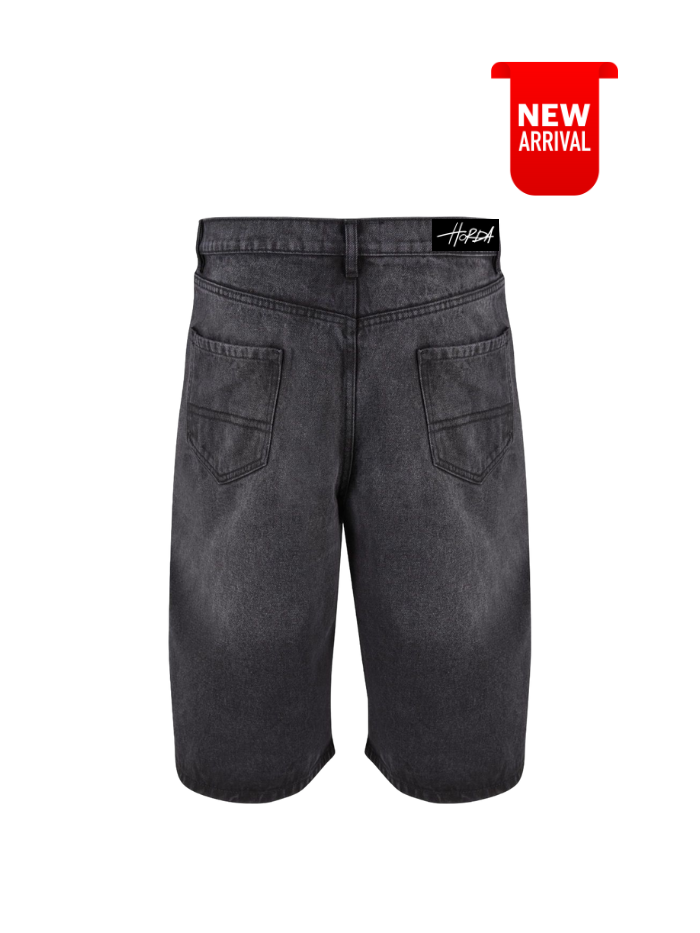 Jeansshorts über verwaschenem Schwarz