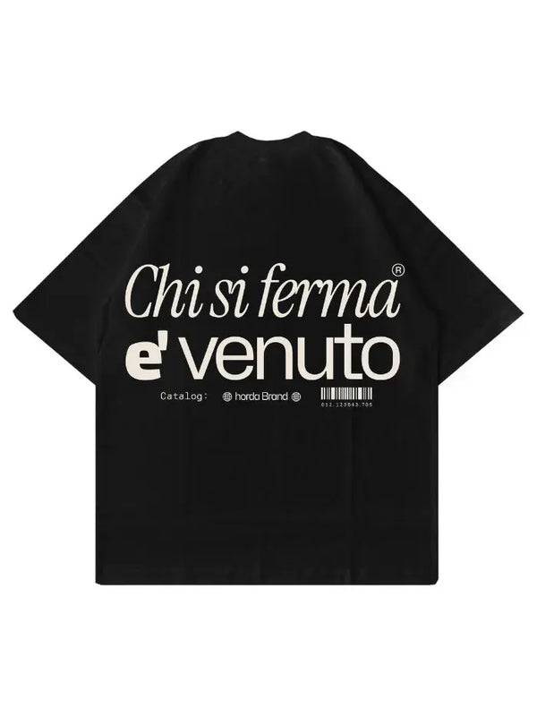 T-shirt nera vista retro con stampa "Chi si ferma è venuto" e logo Horda Brand