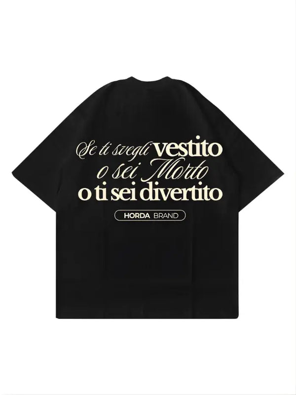 T-shirt nera oversize con frase in corsivo sul retro e logo Horda Brand