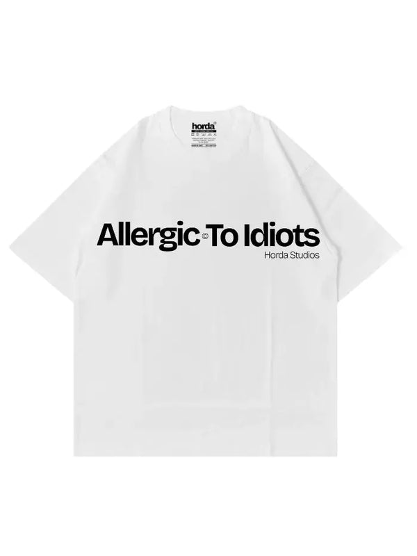 T-shirt bianca oversize con stampa "Allergic To Idiots" e logo Horda Studios sul petto