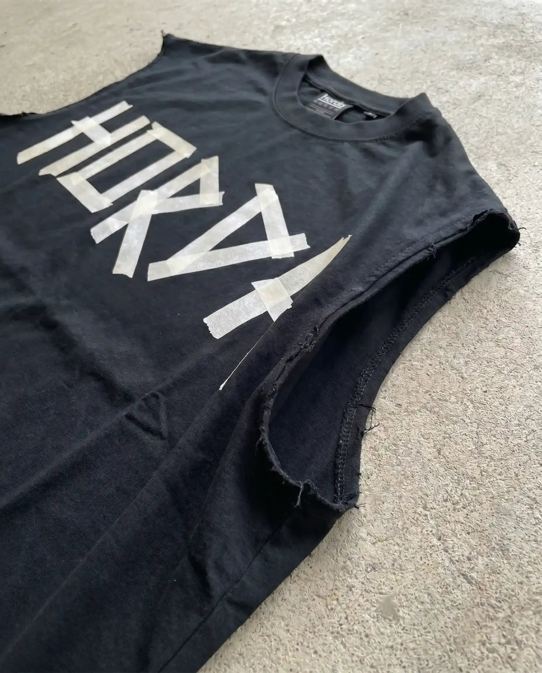 T-Shirt Tank Nera Boxy Fit 200g con tagli a vivo Horda Brand