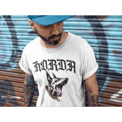 Streetwear Horda: l'abbigliamento che definisce la cultura urbana. Design audaci, materiali resistenti e dettagli esclusivi per un look che non passa inosservato. Esplora la nuova collezione e fai la differenza!