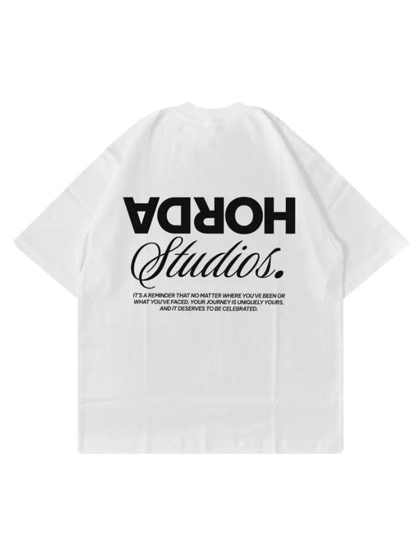 T-shirt bianca vista retro con stampa capovolta "Horda Studios" in stile reverse