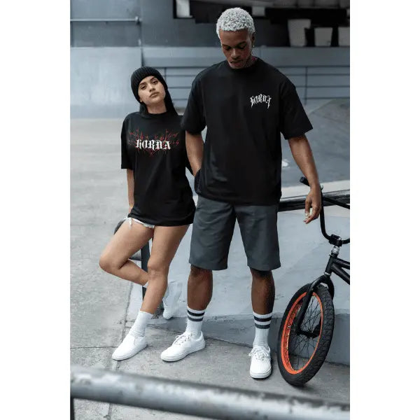 Horda: l'abbigliamento che ti permette di esprimere la tua individualità. Scopri i nostri capi streetwear esclusivi, realizzati con materiali di alta qualità e design innovativi. Acquista online!