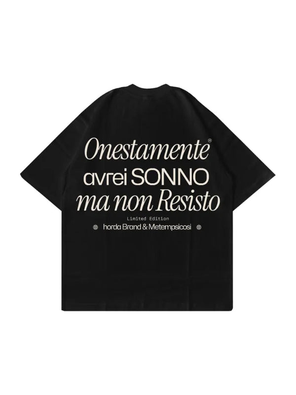 T-shirt nera Horda x Metempsicosi con scritta retro Onestamente avrei sonno ma non resisto, still life.